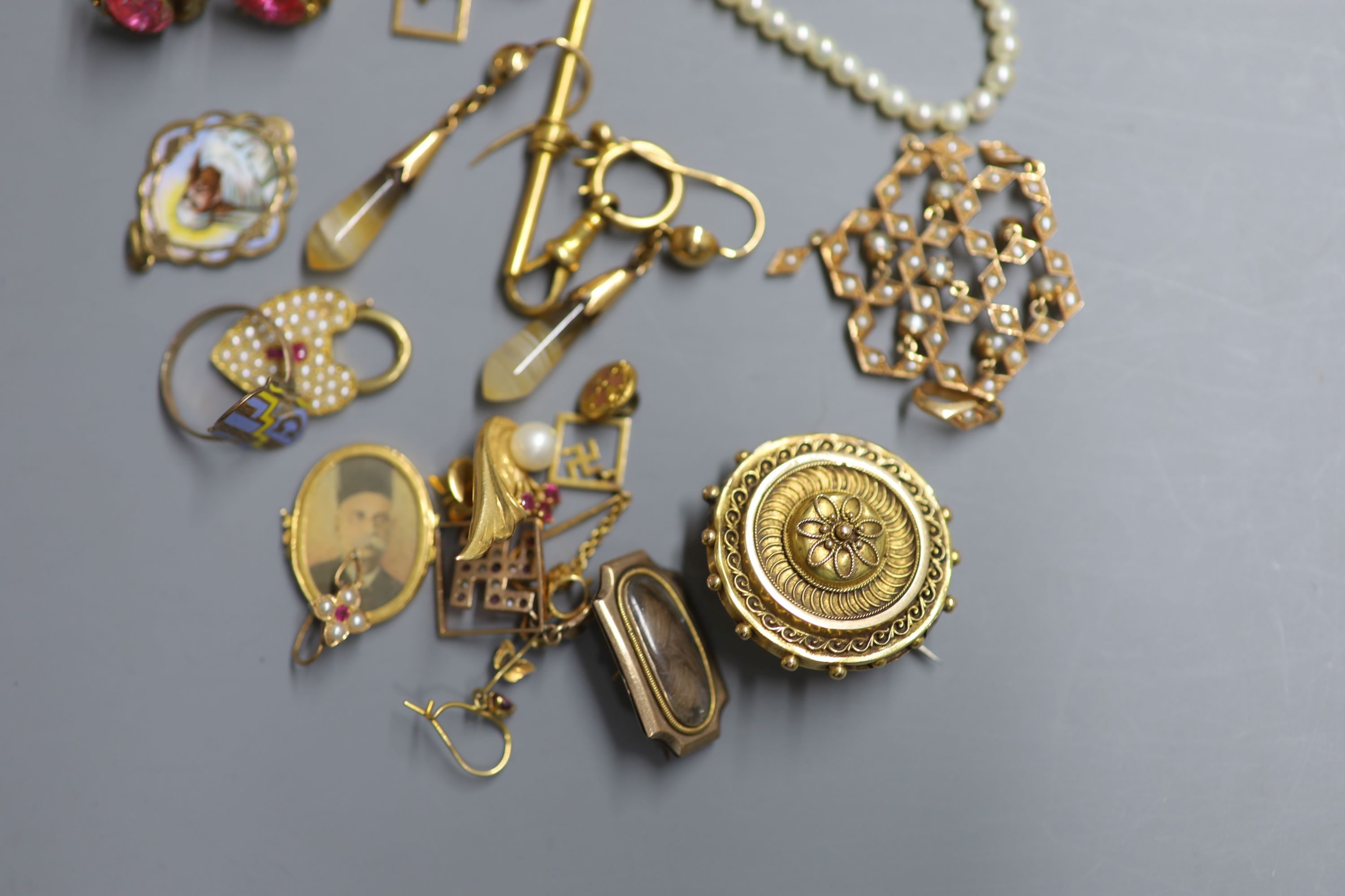 Mixed jewellery including a yellow metal and seed pearl set openwork hexagonal pendant etc.